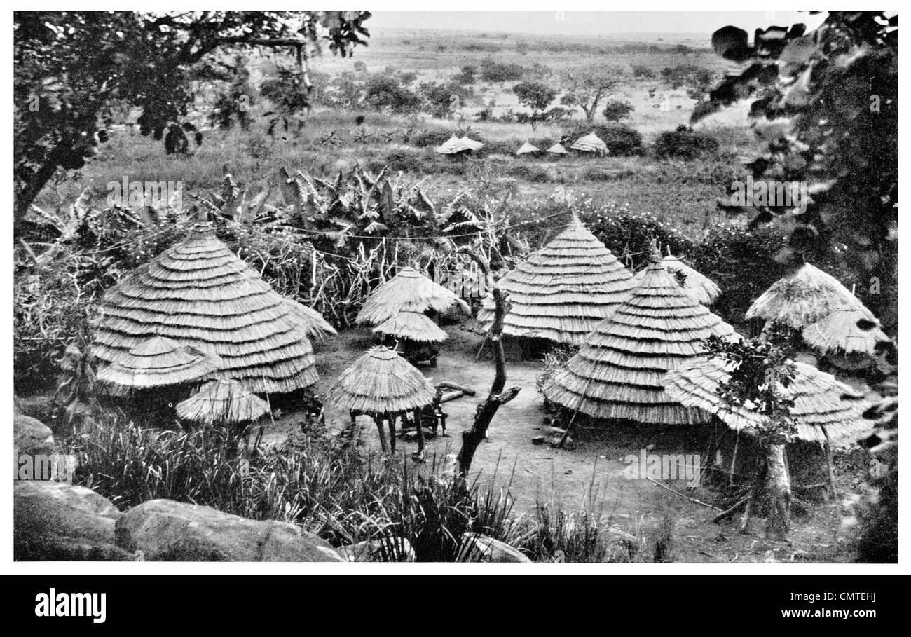 1925 Borgo della pista tribù Nord Uganda granai negozio di alimentari Foto Stock