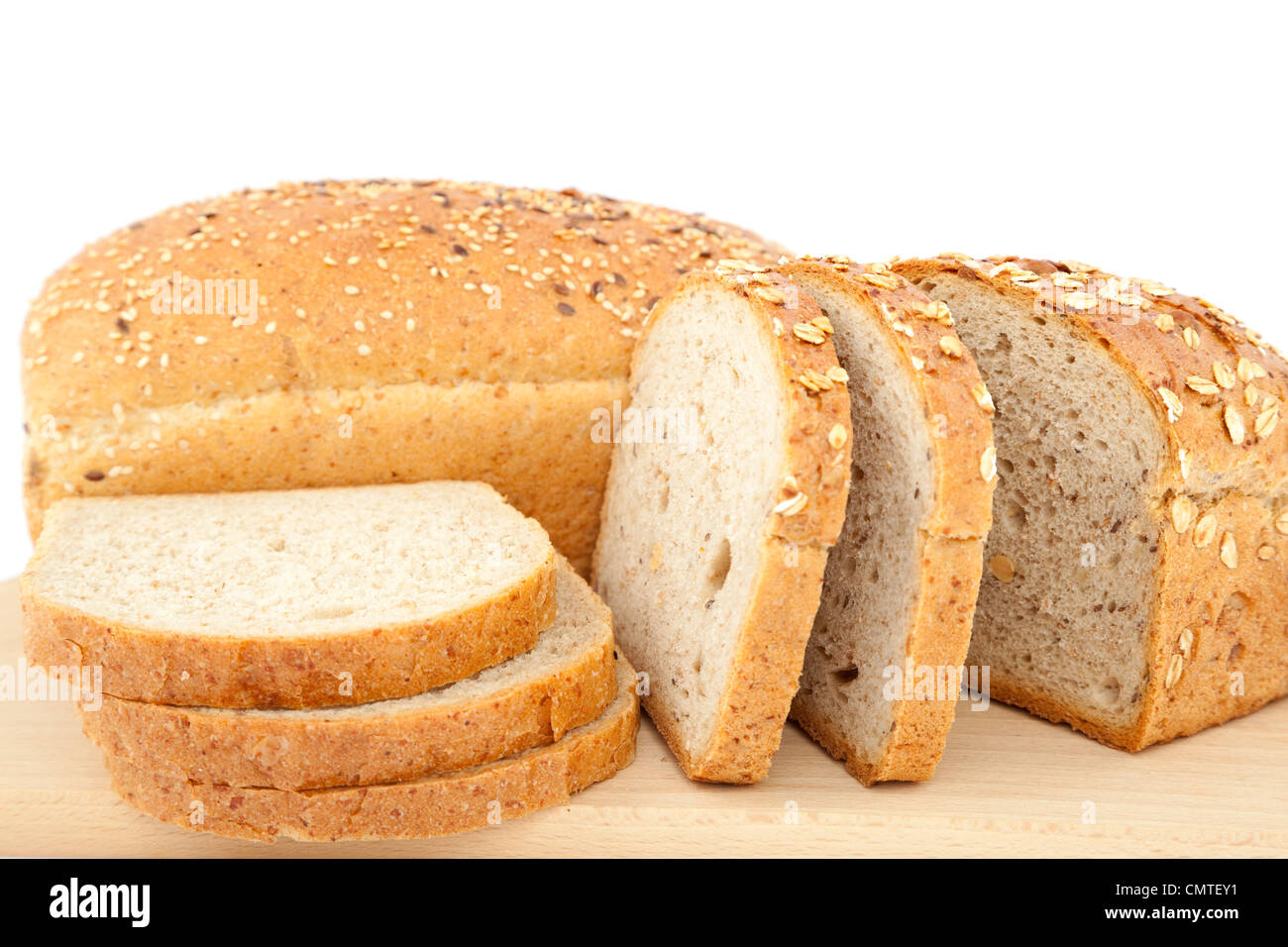 Tutto il pane e la fetta di pane su sfondo bianco Foto Stock
