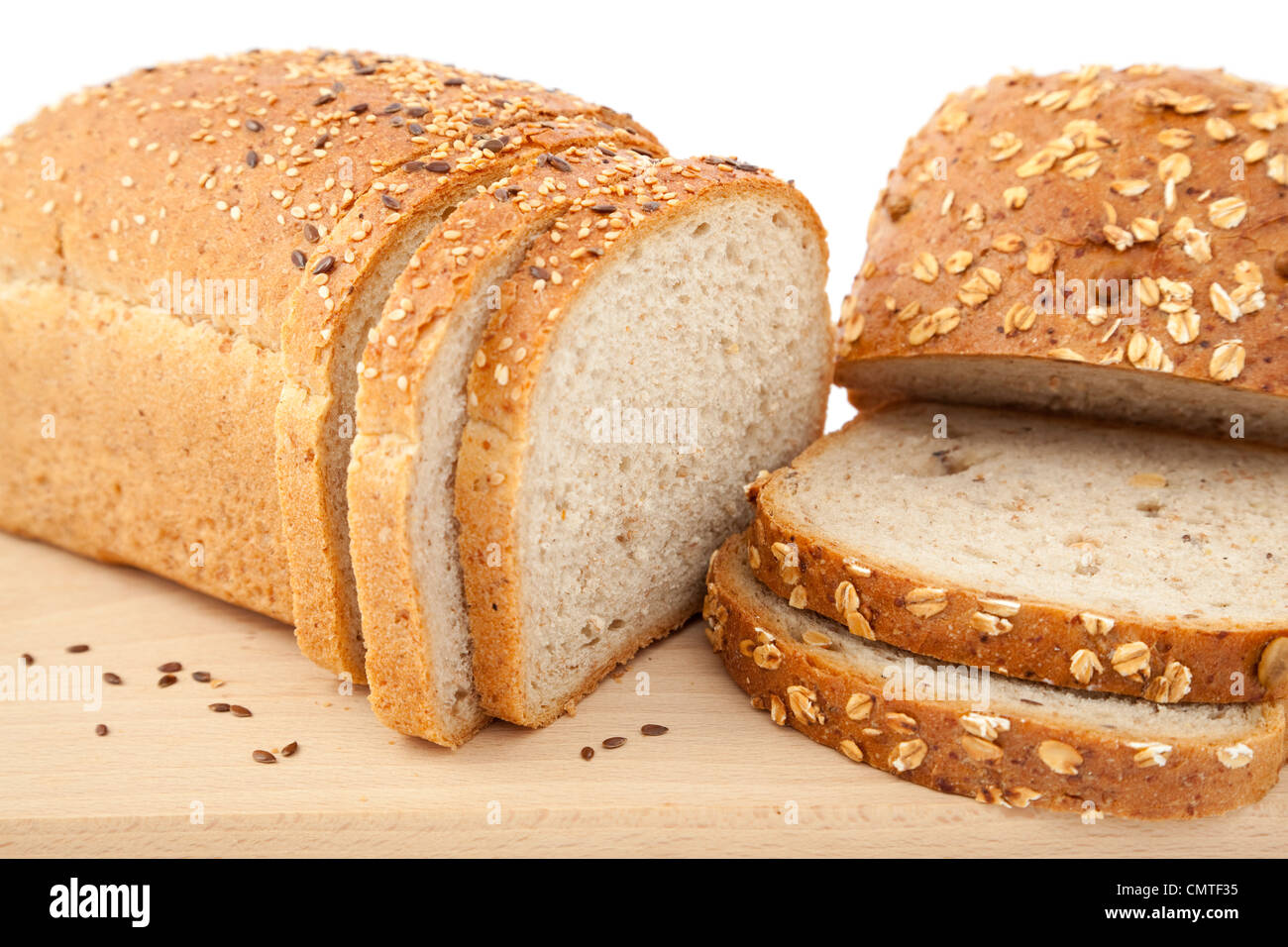 La metà del pane e la fetta di pane su sfondo bianco Foto Stock