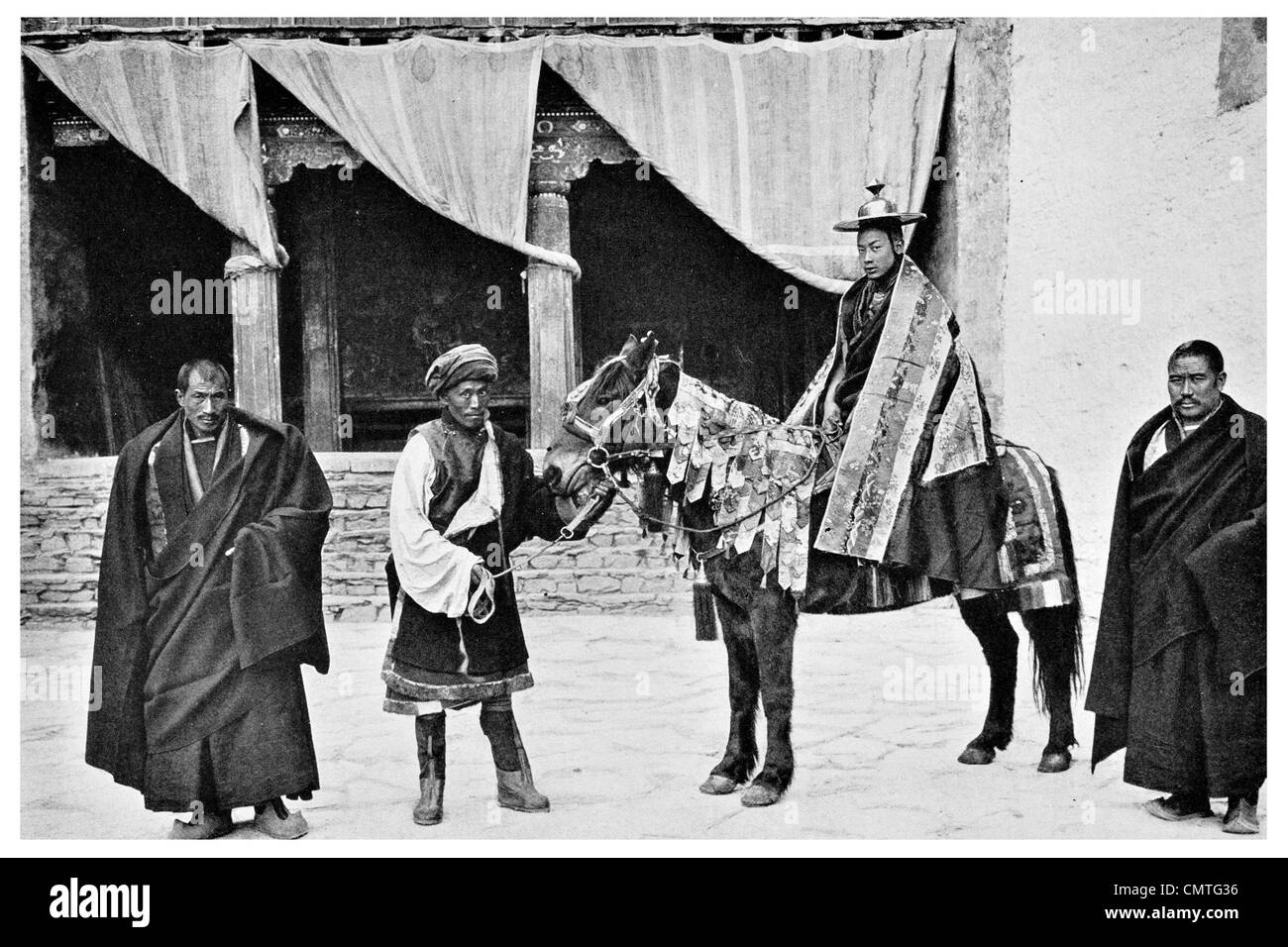 1925 Buddha vivente di muli Sua Maestà Chote Chaba montato su re del cavallo del caricabatterie Foto Stock