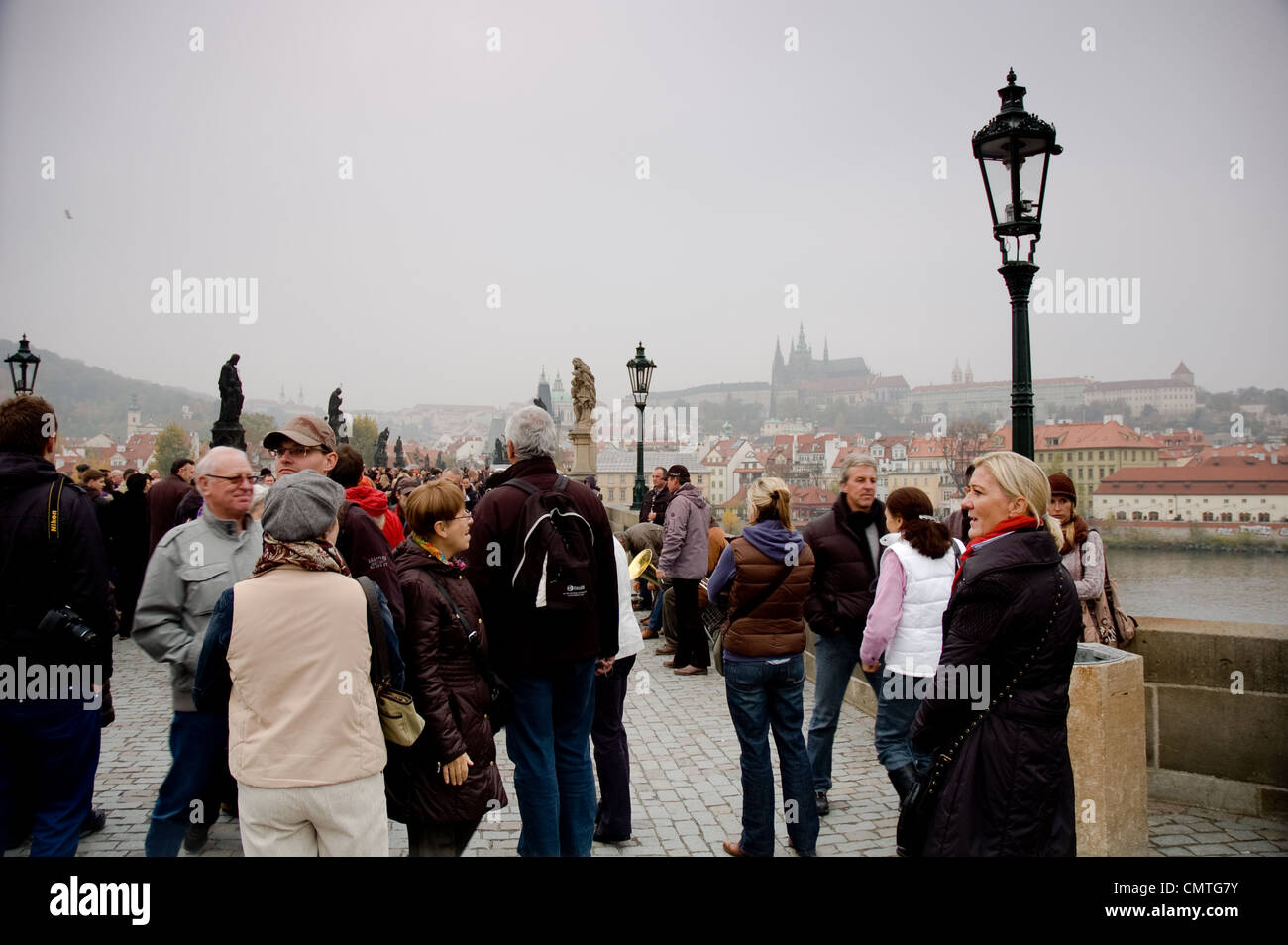I turisti camminando sul Ponte Carlo a Praga in novembre Foto Stock