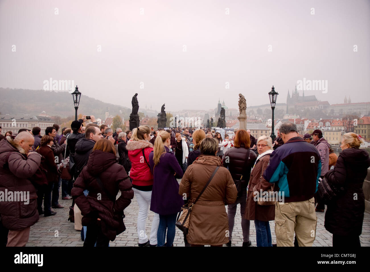 I turisti camminando sul Ponte Carlo a Praga in novembre Foto Stock