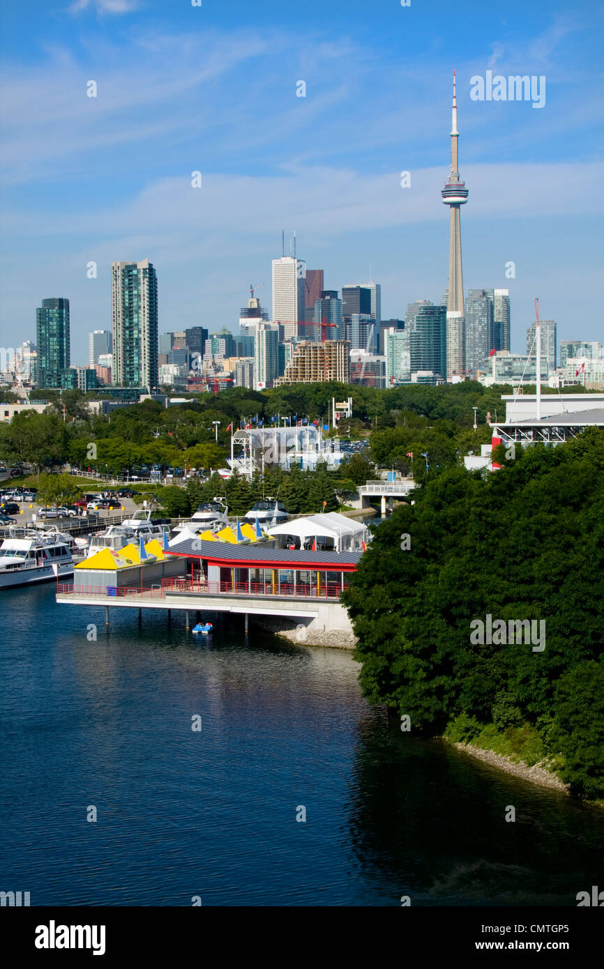 Skyline della città da Ontario Place, Toronto, Ontario Foto Stock