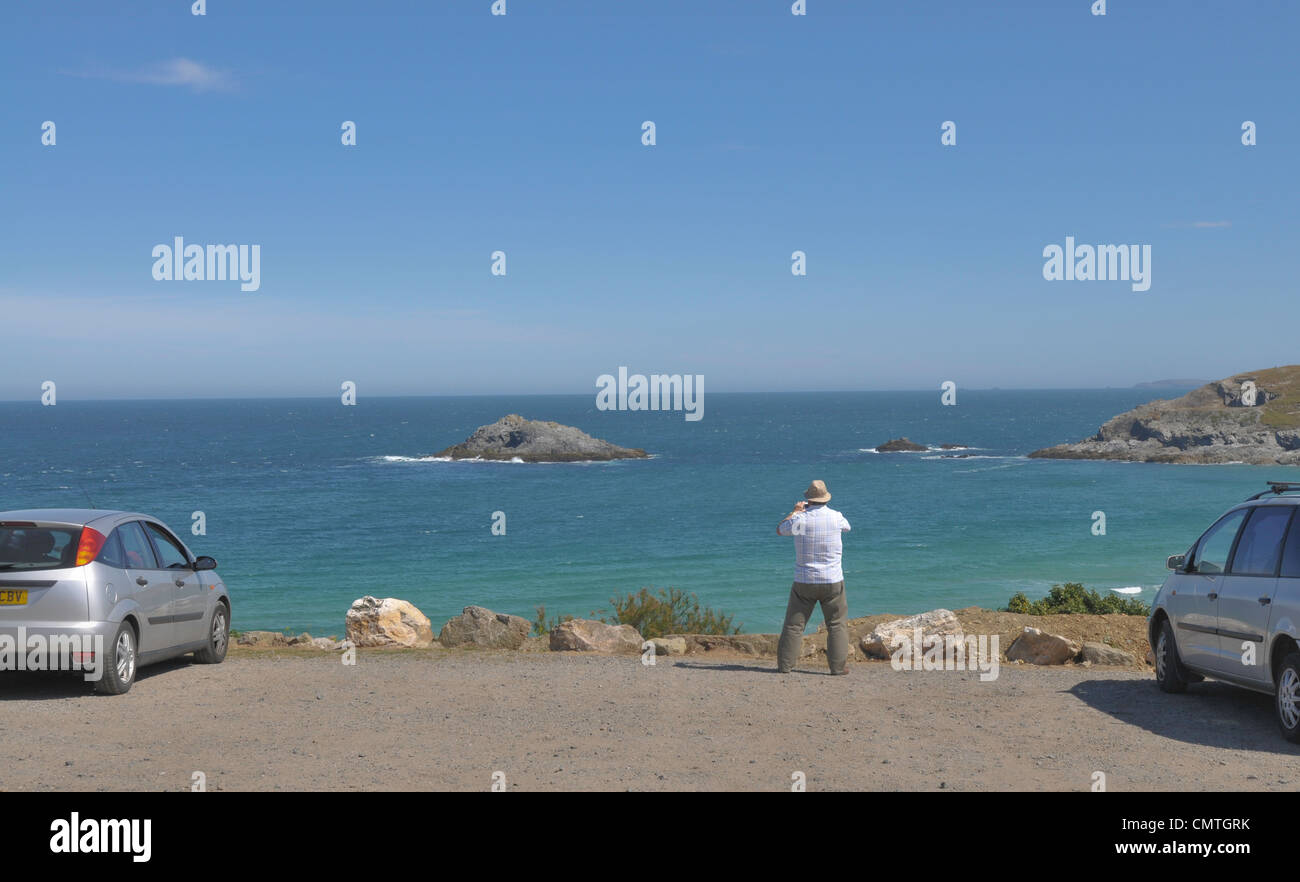 Un turista scatta una fotografia a Crantock Bay in Cornwall, Regno Unito Foto Stock