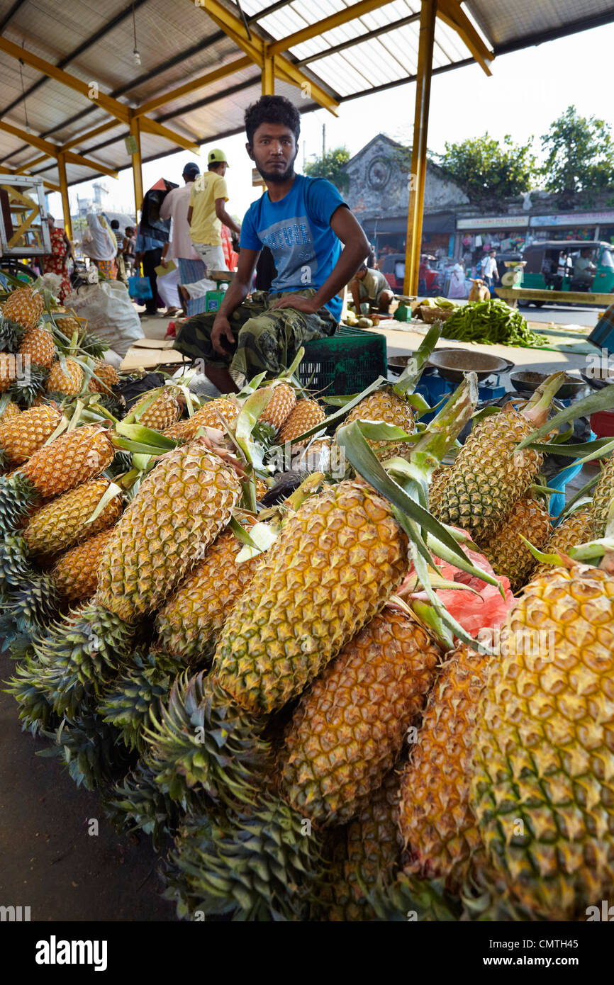 Sri Lanka - Colombo, ananassi venditore al mercato Foto Stock