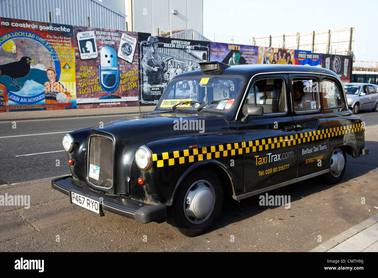 Parte occidentale di Belfast nero taxitrax taxi tours sosta presso la international pitture murali cascate inferiori road belfast Irlanda del Nord Regno Unito Foto Stock