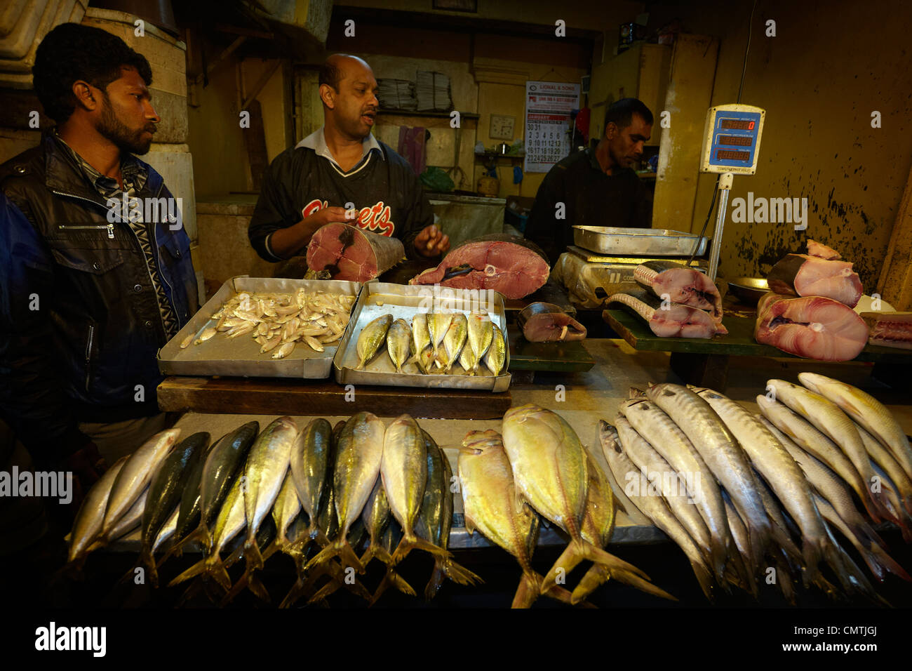 Sri Lanka - Nuwara Eliya, provincia di Kandy, pesce fresco al mercato Foto Stock