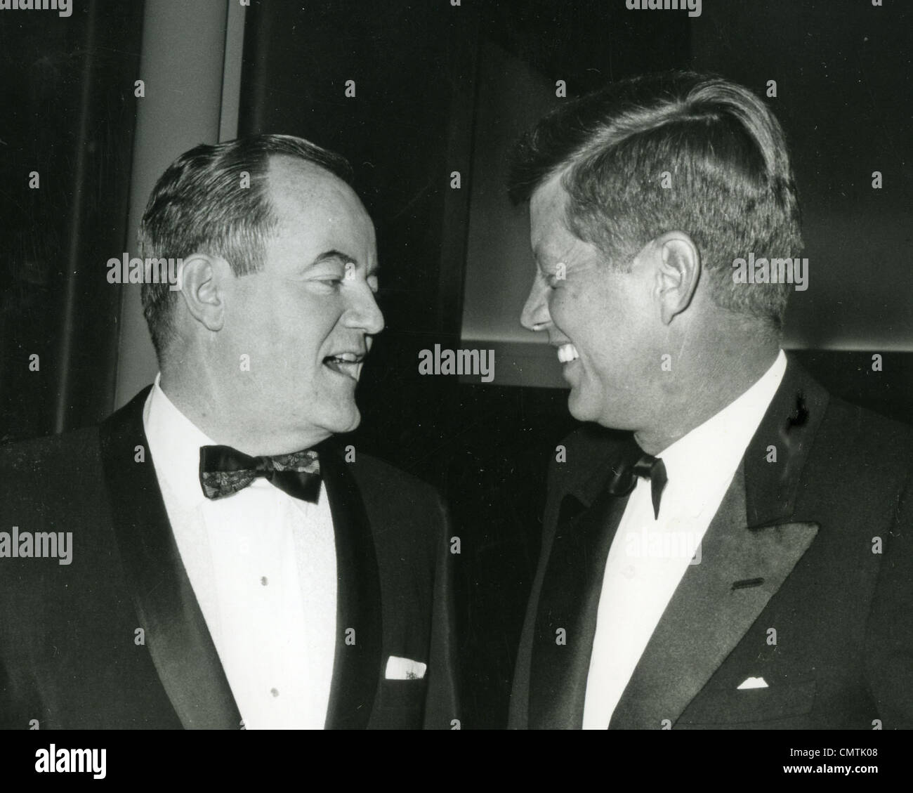 JOHN F Kennedy a destra scherzi con i compagni di senatore Hubert Humphrey Foto Stock