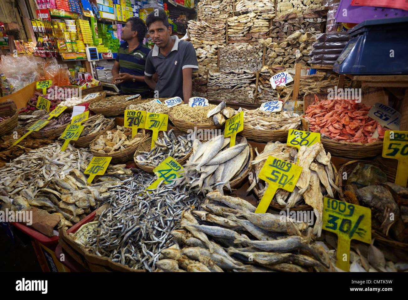 Sri Lanka - Nuwara Eliya, provincia di Kandy, essiccato e pesce salato al mercato Foto Stock