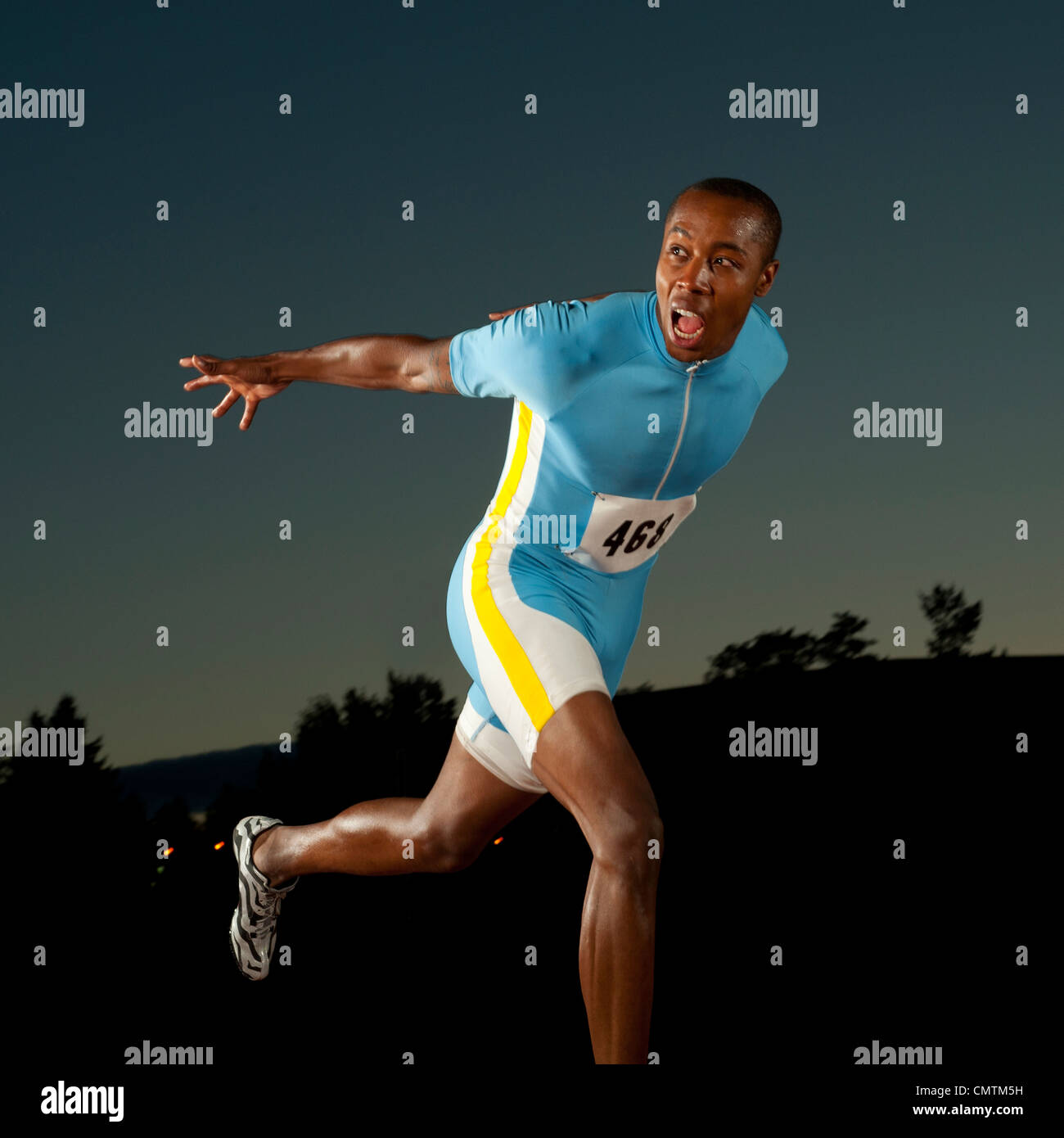 Black runner attraversando traguardo in gara Foto Stock