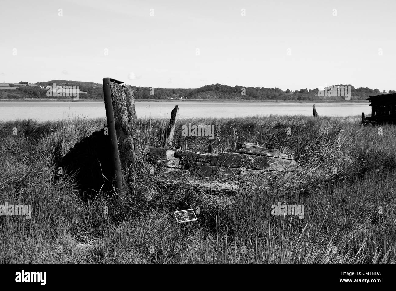 Chiatte distrutto nei pressi del villaggio di Purton Gloucestershire, sulle rive del fiume Severn Foto Stock