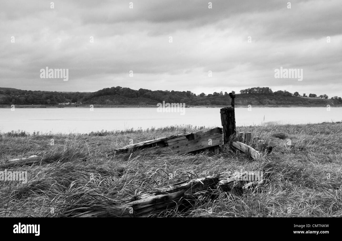 Chiatte distrutto nei pressi del villaggio di Purton Gloucestershire, sulle rive del fiume Severn Foto Stock