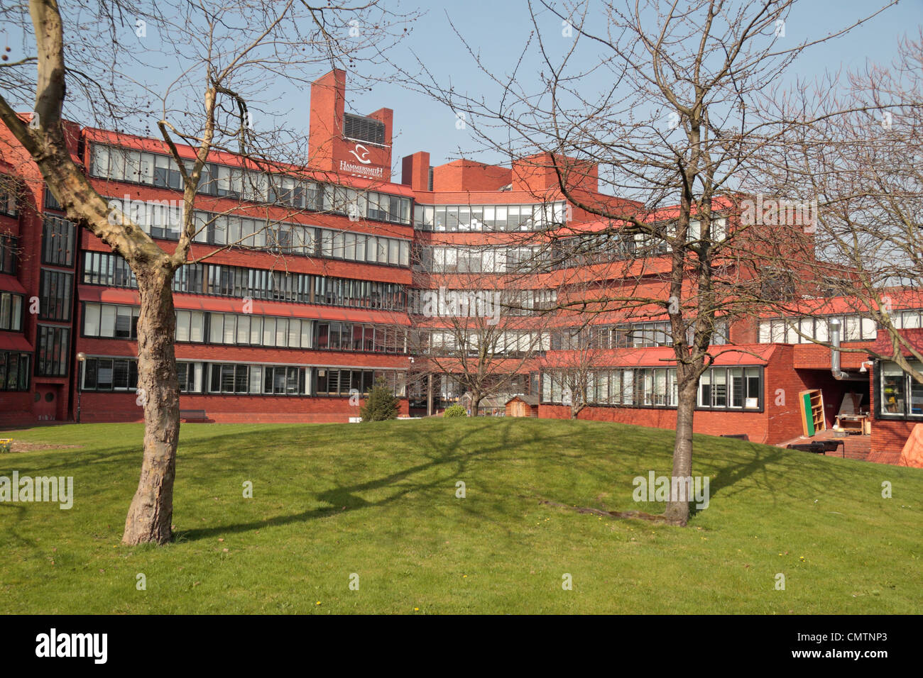 Vista generale di Hammersmith & West London College campus, Gliddon Road, Hammersmith, West London, Regno Unito. Foto Stock