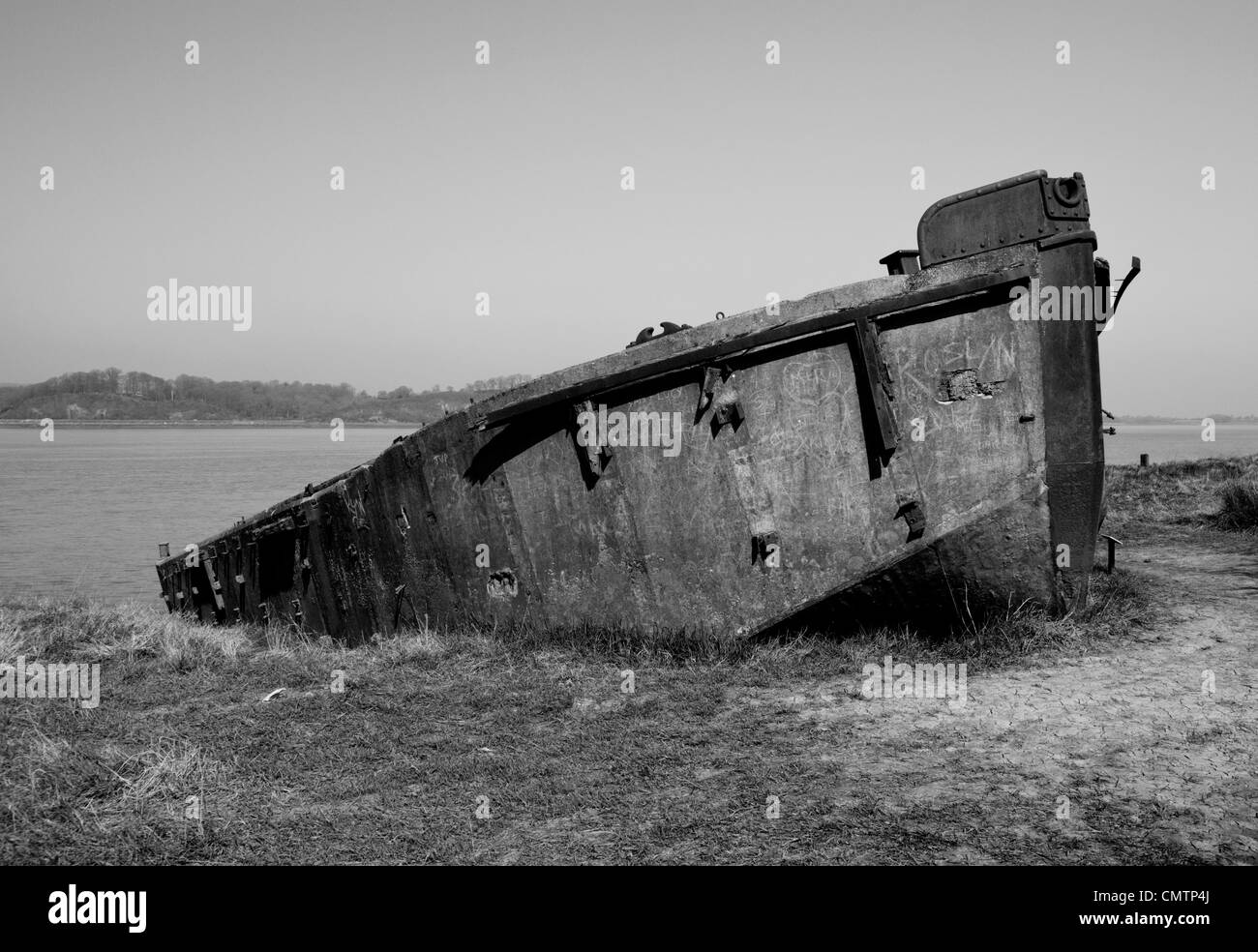 Chiatte distrutto nei pressi del villaggio di Purton Gloucestershire, sulle rive del fiume Severn Foto Stock