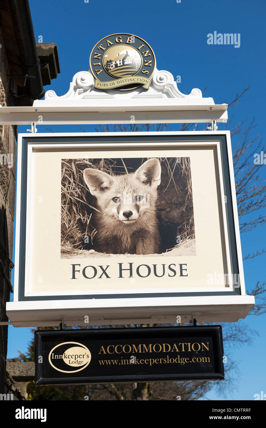 Fox House Inn pub segno su Hathersage Road A6187 nel Derbyshire,Inghilterra Foto Stock