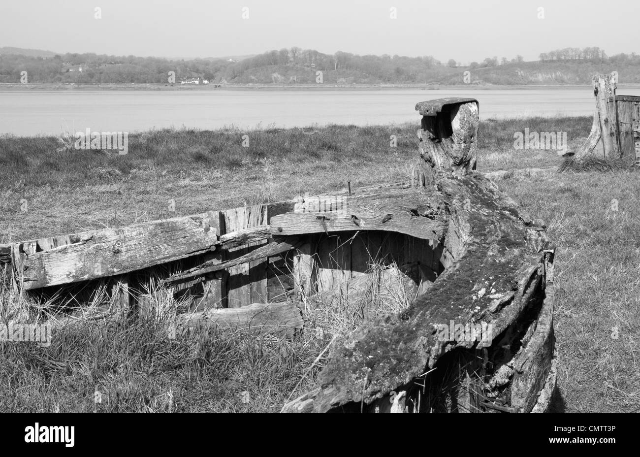 Chiatte distrutto nei pressi del villaggio di Purton Gloucestershire, sulle rive del fiume Severn Foto Stock