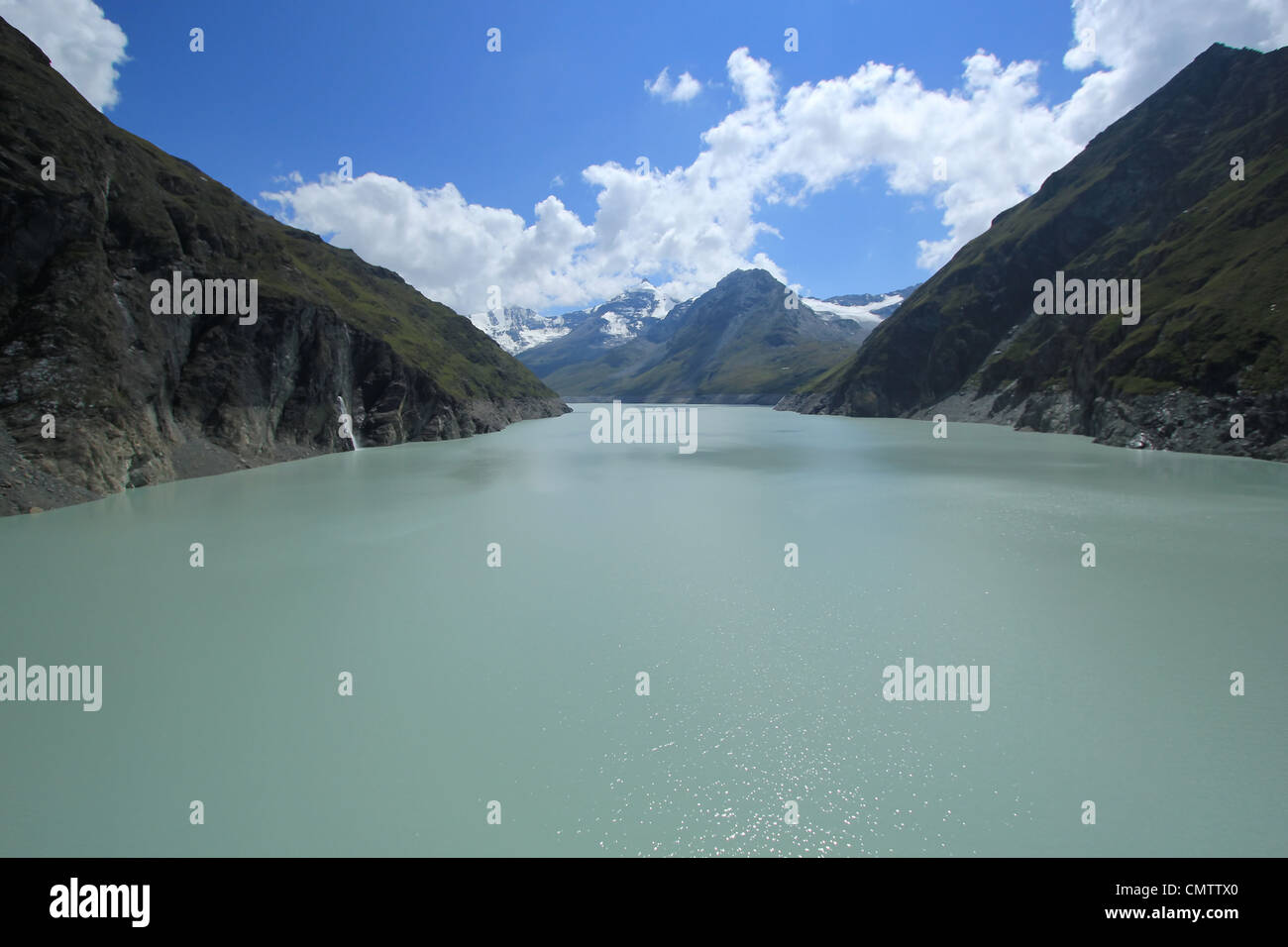 Grande Dixence diga vista del paesaggio alpino sul Lac des Dix lago da poco secchezza, Svizzera Foto Stock