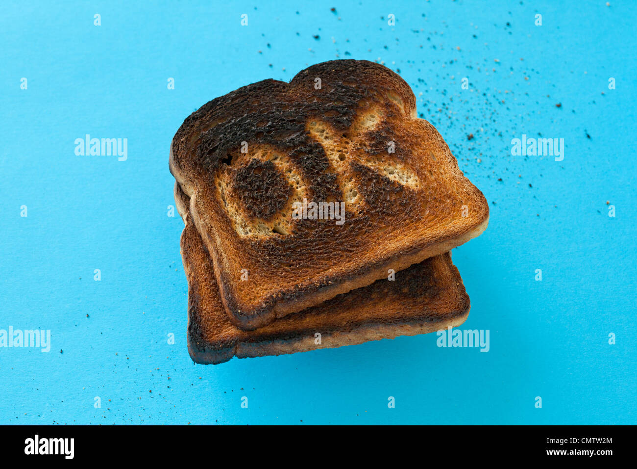 Toast bruciato sul blu con OK raschiato in esso. Foto Stock