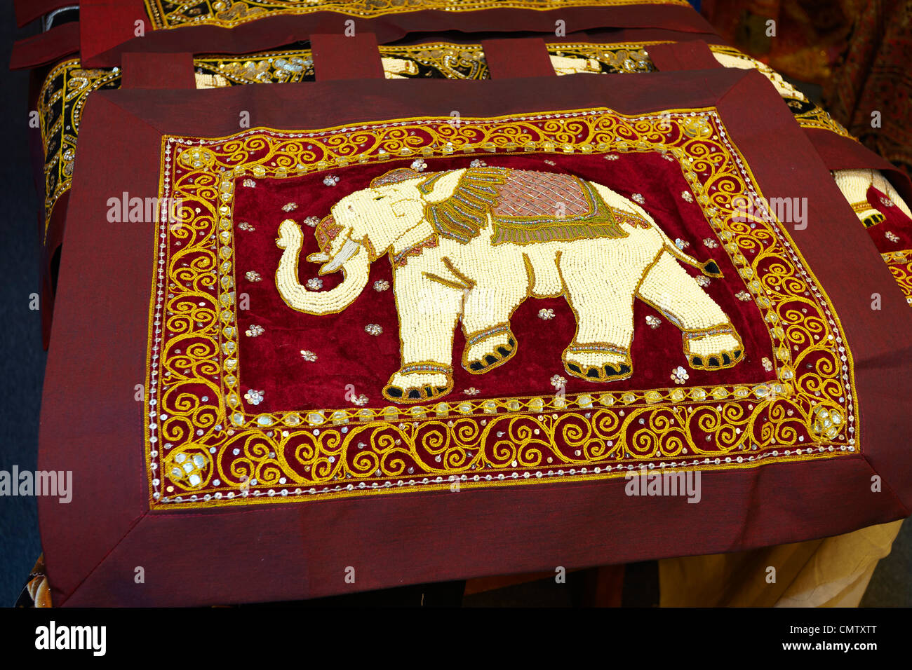 Sri Lanka - Kandy, negozio con materiali decorativi, art deco, arte popolare negozio di souvenir dallo Sri Lanka Foto Stock
