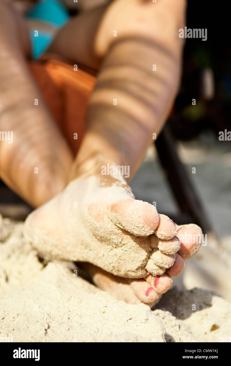 Piedi di sabbia in spiaggia Foto Stock