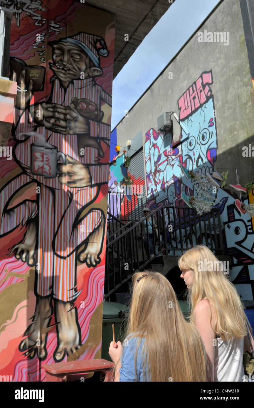 Due donne la visualizzazione di Bristol 'See Nessun male' Graffiti art project Foto Stock