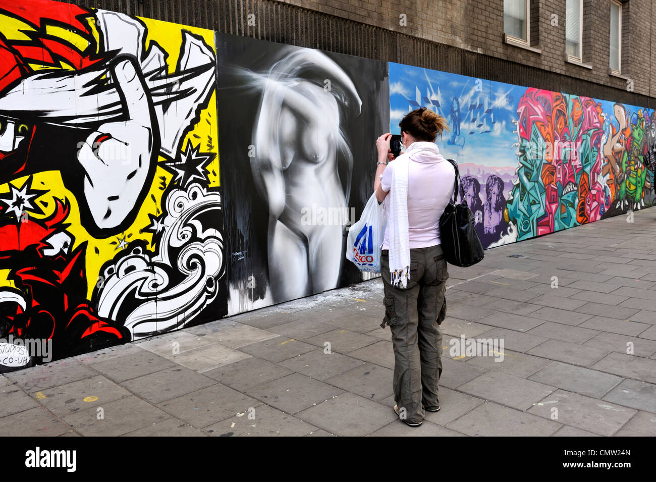 Le donne di fotografare Bristol 'See Nessun male' Graffiti art project Foto Stock
