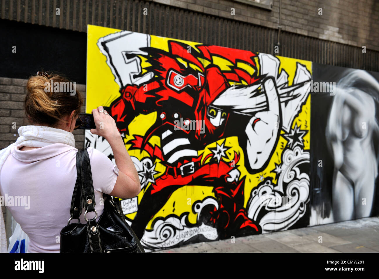 Le donne di fotografare Bristol 'See Nessun male' Graffiti art project Foto Stock