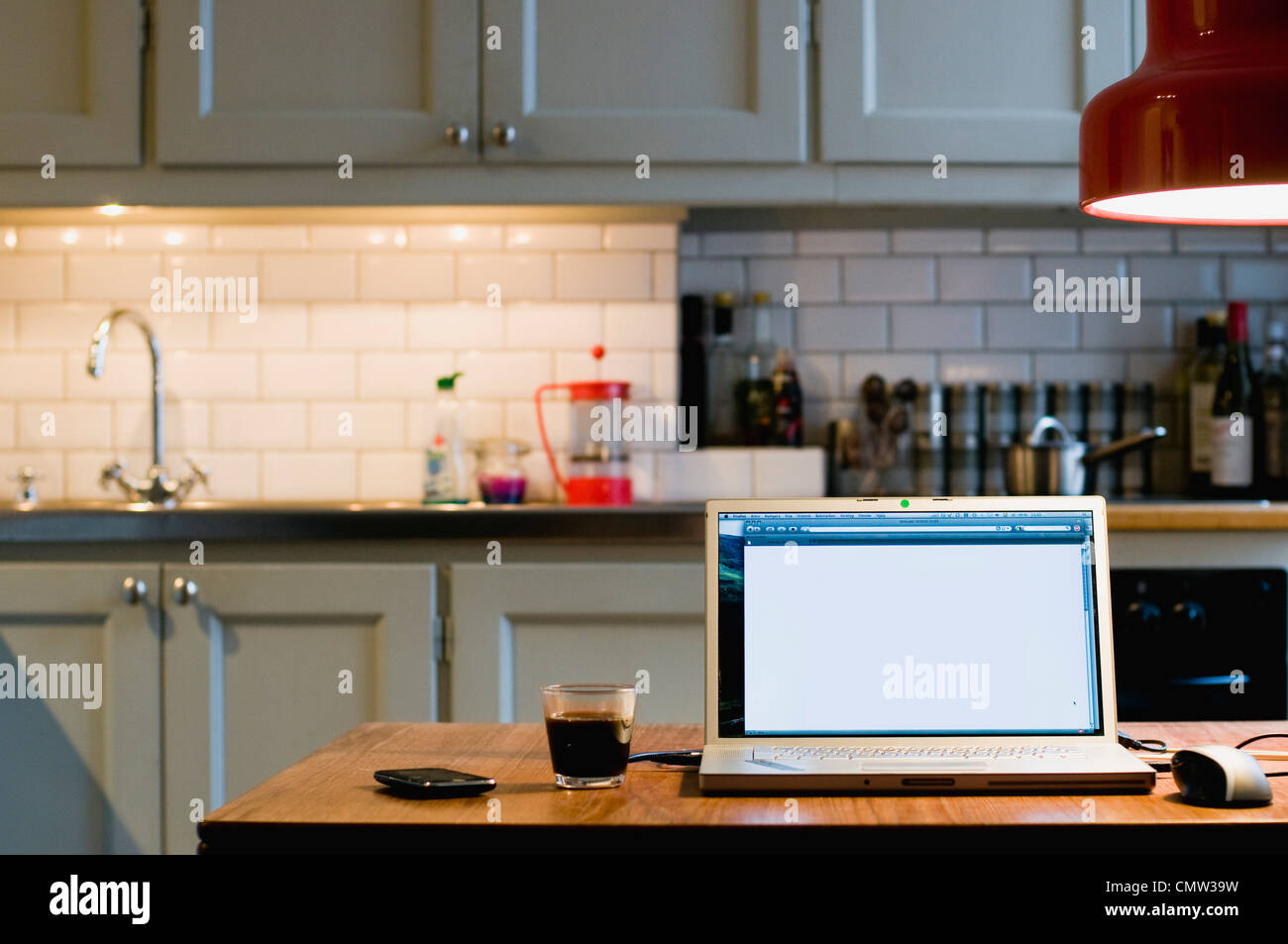 Vista di uno schermo del notebook in cucina Foto Stock