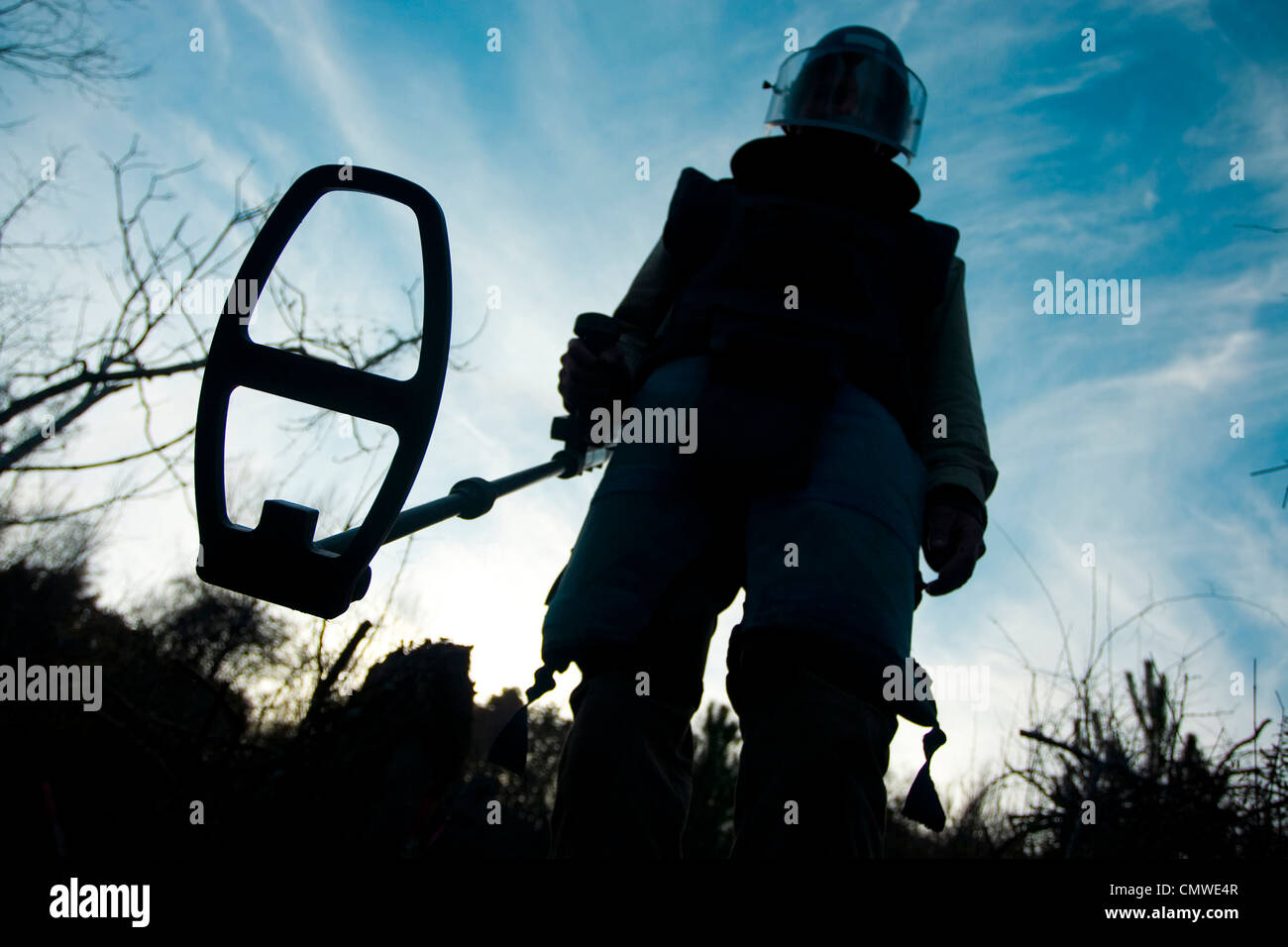 Un deminer in azione la pulizia dell'area da miniere. Foto Stock