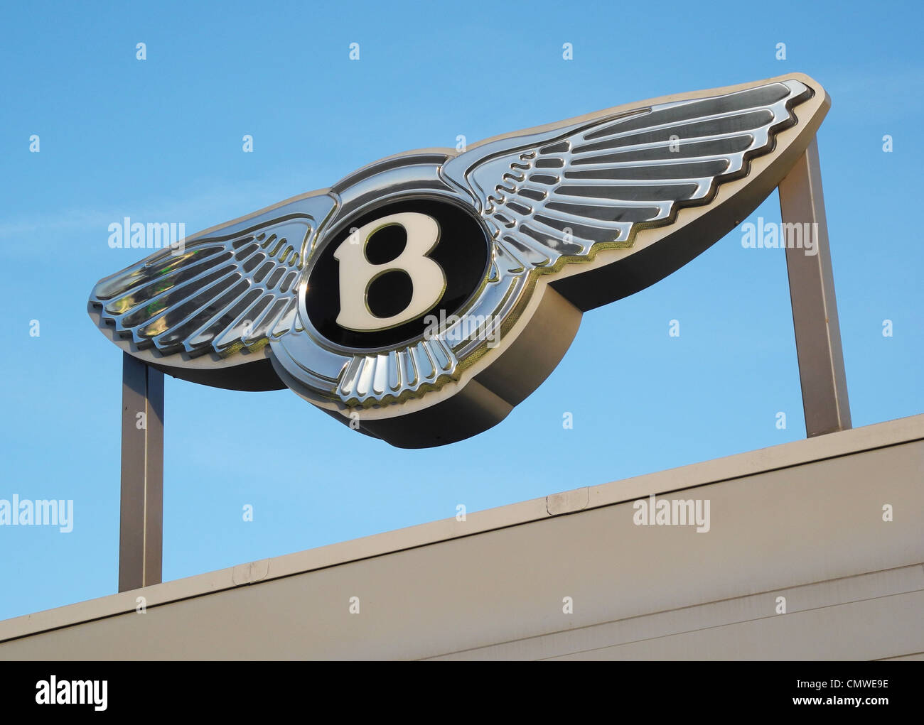 Il Bentley auto aziendale marchio su un garage solo uso editoriale fotografato come parte di una vendita di auto edificio dall'autostrada pubblica questa non è una riproduzione in facsimile per scopi di copyright. Foto Stock
