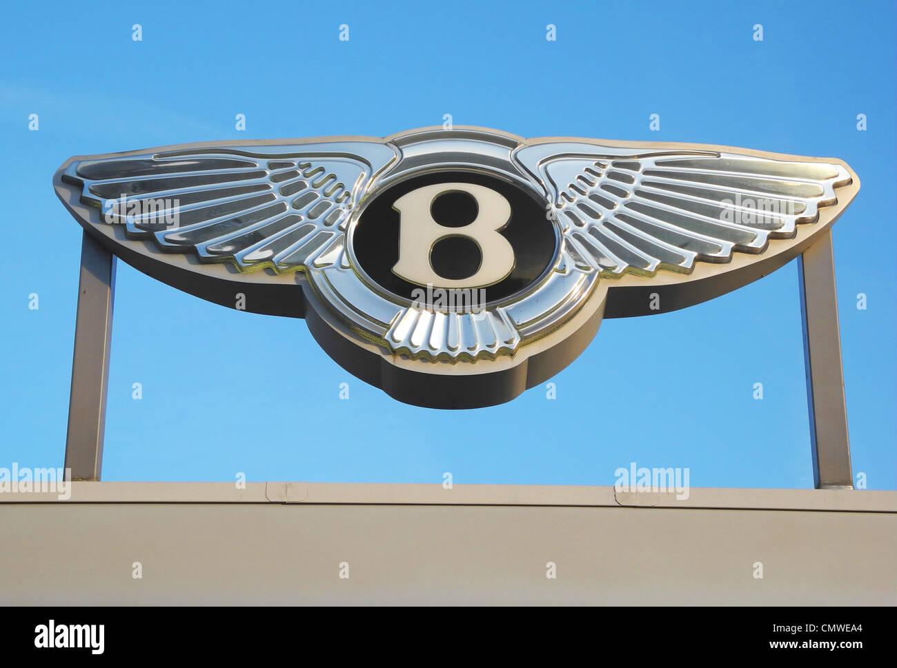 Il Bentley auto aziendale marchio su un garage solo uso editoriale fotografato come parte di una vendita di auto edificio dall'autostrada pubblica questa non è una riproduzione in facsimile per scopi di copyright. Foto Stock