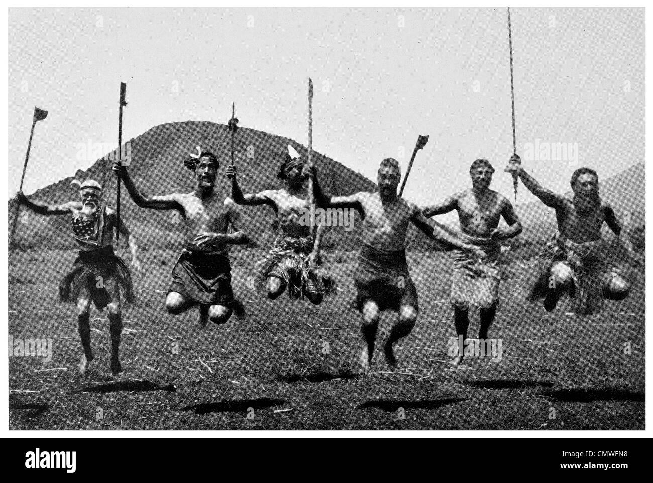1925 Guerrieri Maori preparando una Haka dance Nuova Zelanda. Foto Stock