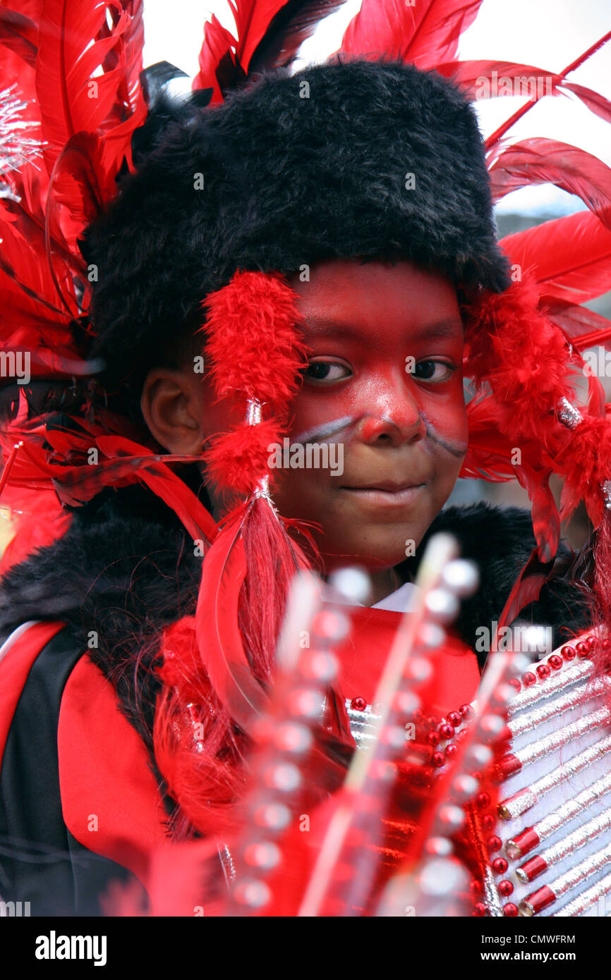 Membri del West Indian community lead annuale di carnevale di Notting Hill, detenuti per le strade di Notting Hill, Londra, Inghilterra Foto Stock