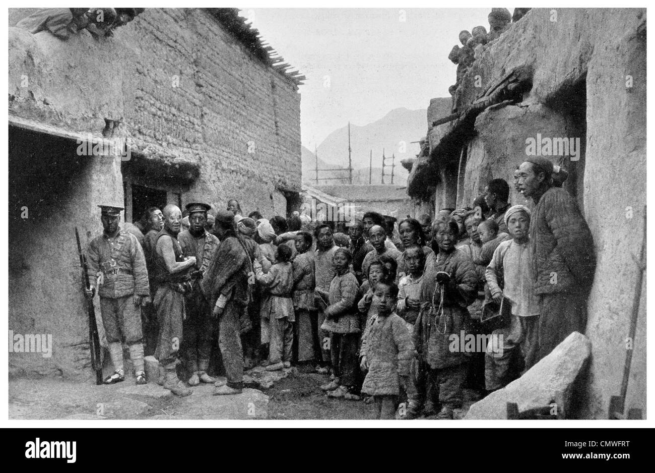 1925 villaggio del sud Kansu soldati di guardia Foto Stock