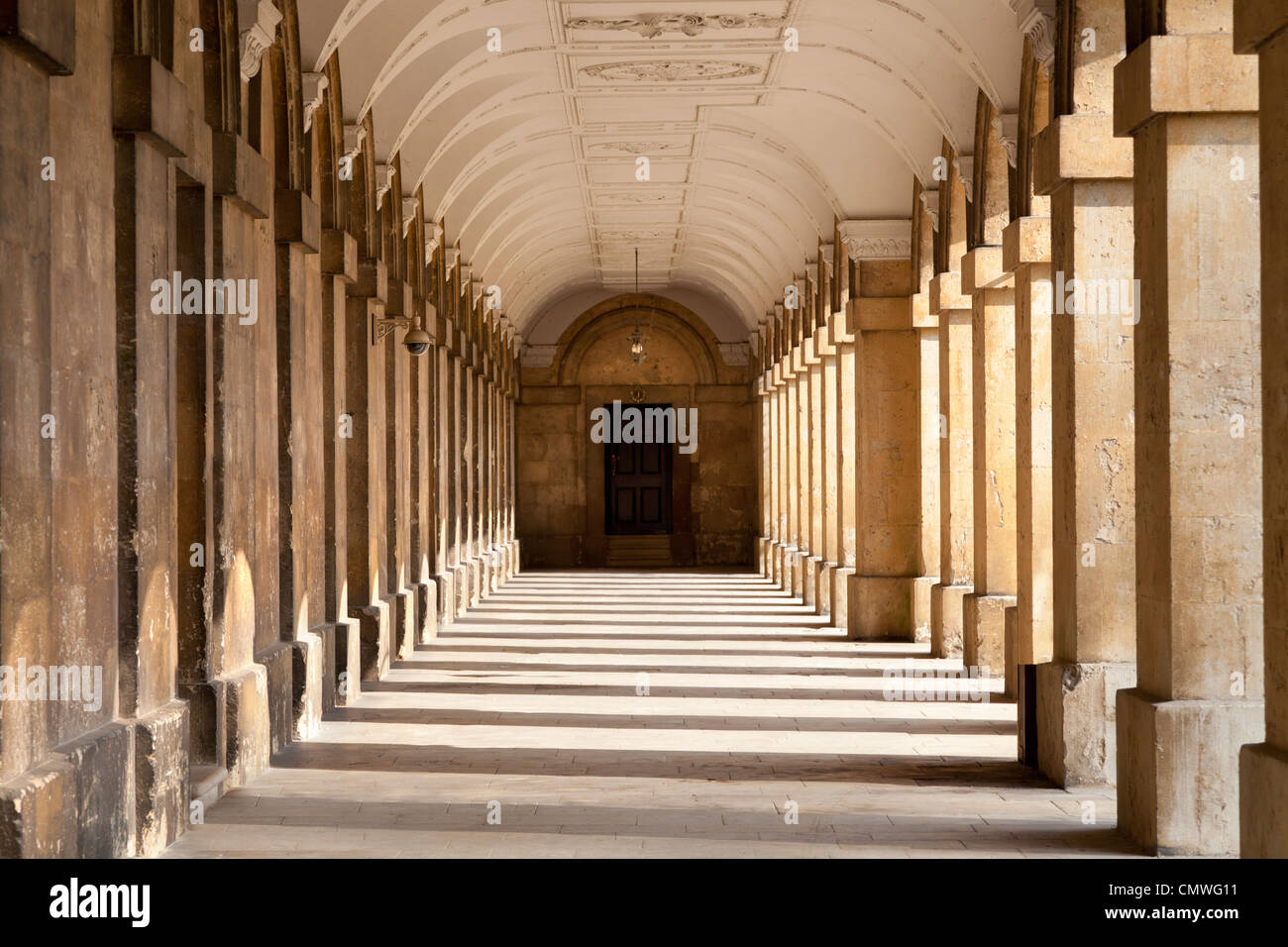 Il Magdalen College di Oxford- assolata corridoio nel nuovo edificio, pomeriggio a molla Foto Stock
