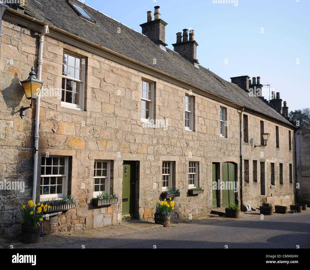 Una vecchia pietra costruito casa del villaggio di Kilbarchan nel Renfrewshire, Scozia, con il suo davanzale caselle e fiori. Foto Stock