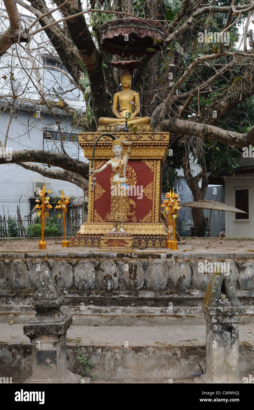 Statue di Buddha e terra buddista dea Madre al Wat Visoun Luang Prabang laos Foto Stock