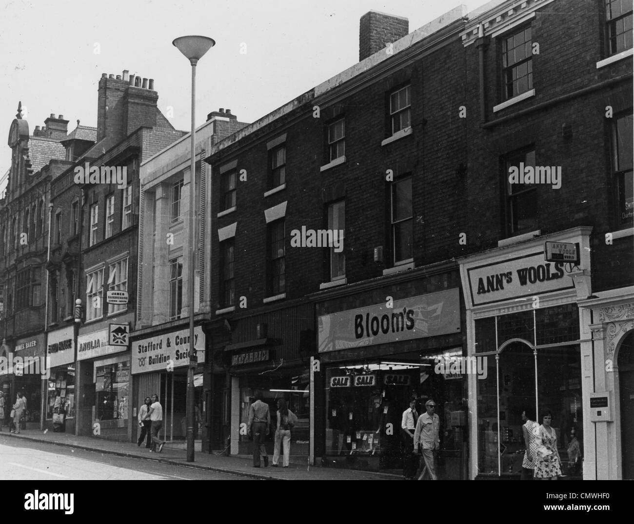 Darlington Street, Wolverhampton, 4 luglio 1975. Una vista di Darlington Street che mostra una fila di negozi al dettaglio e degli sbocchi finanziari da Foto Stock