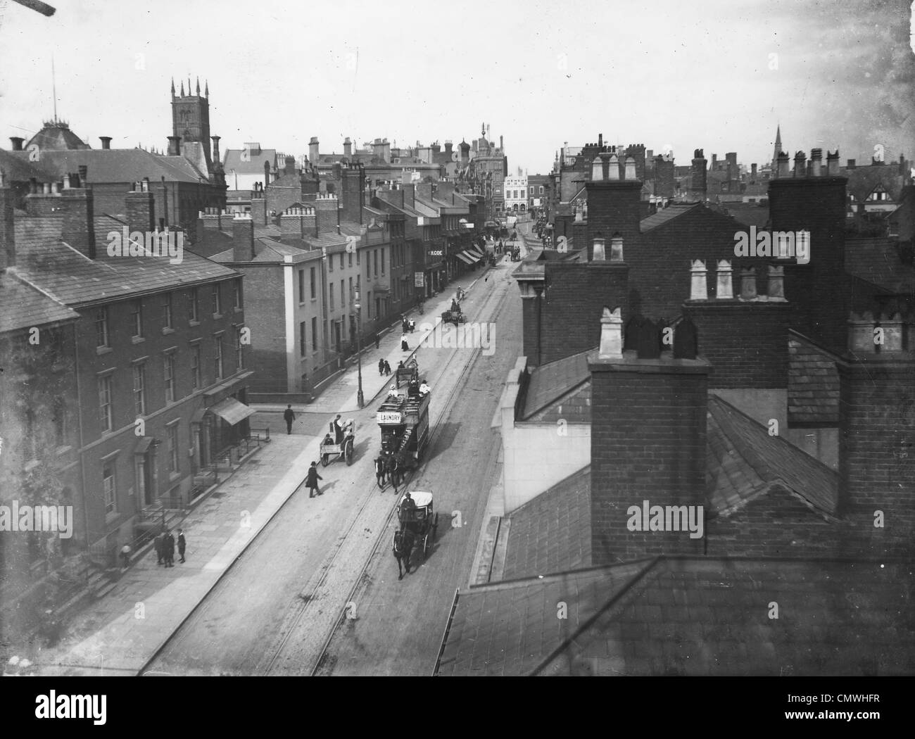 Darlington Street, Wolverhampton, 1895. Un tram a cavalli e altri a cavallo il veicoli in Darlington Street. La fermata del tram si trova a Foto Stock