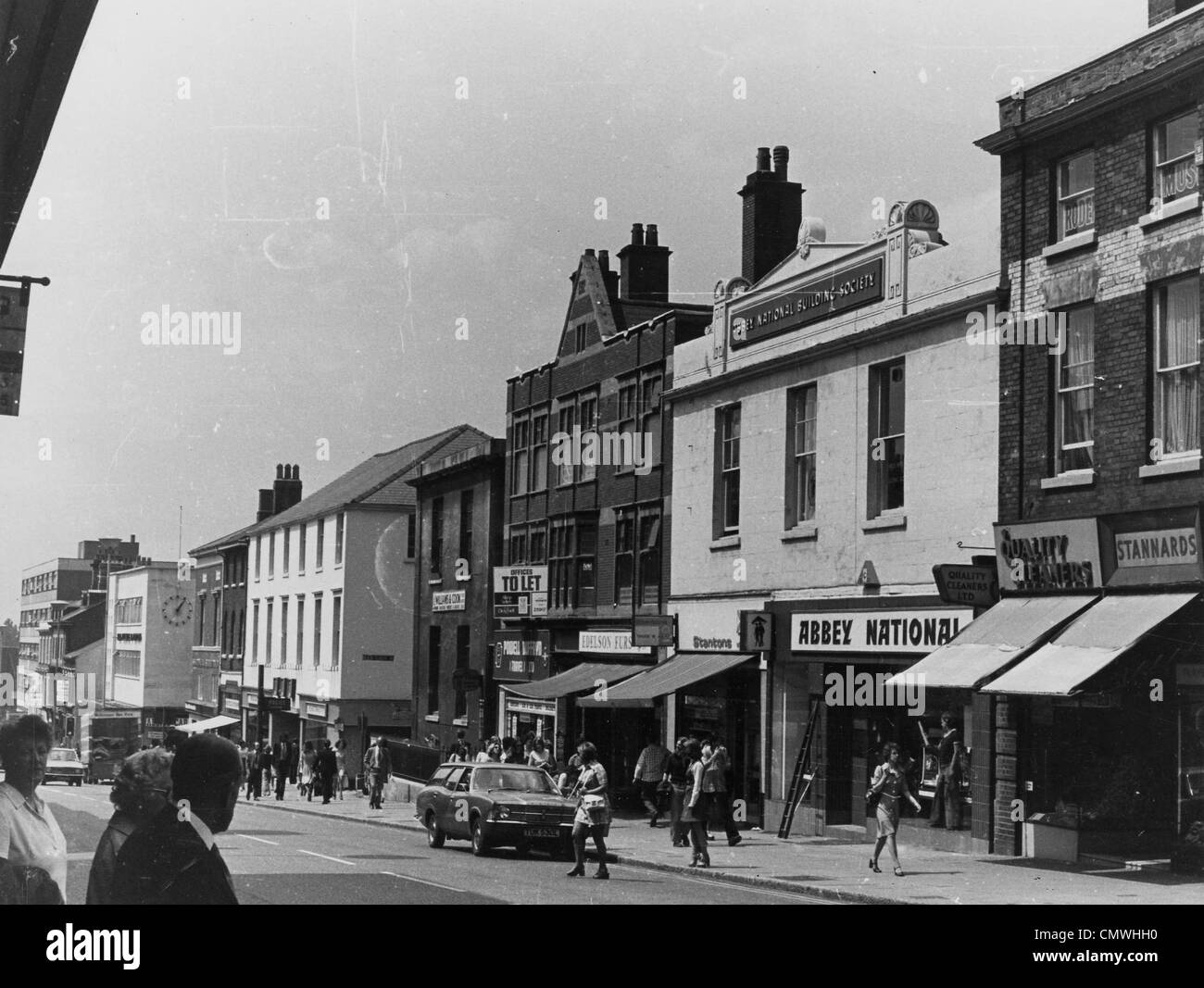 Darlington Street, Wolverhampton, ?1970s. Una fila di locali di vendita al dettaglio in Darlington Street. Locali distinguibili da destra Foto Stock