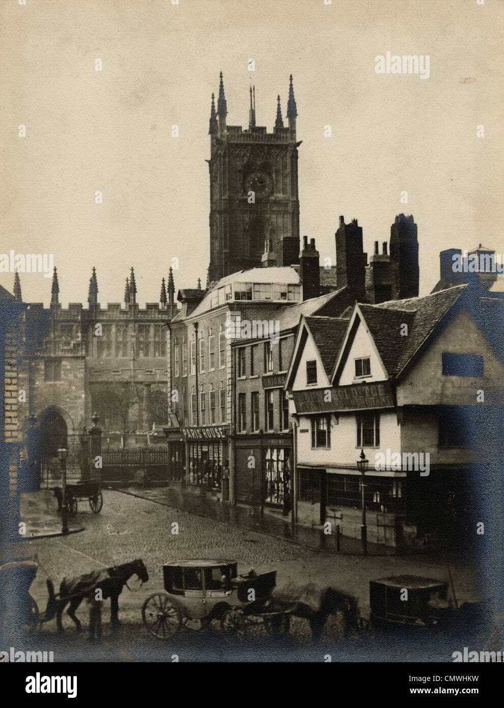 Queen Square, Wolverhampton, 1873. A cavallo il veicoli nella parte anteriore del Lich Gates off Queen Square. Dove il bianco a capanna Foto Stock