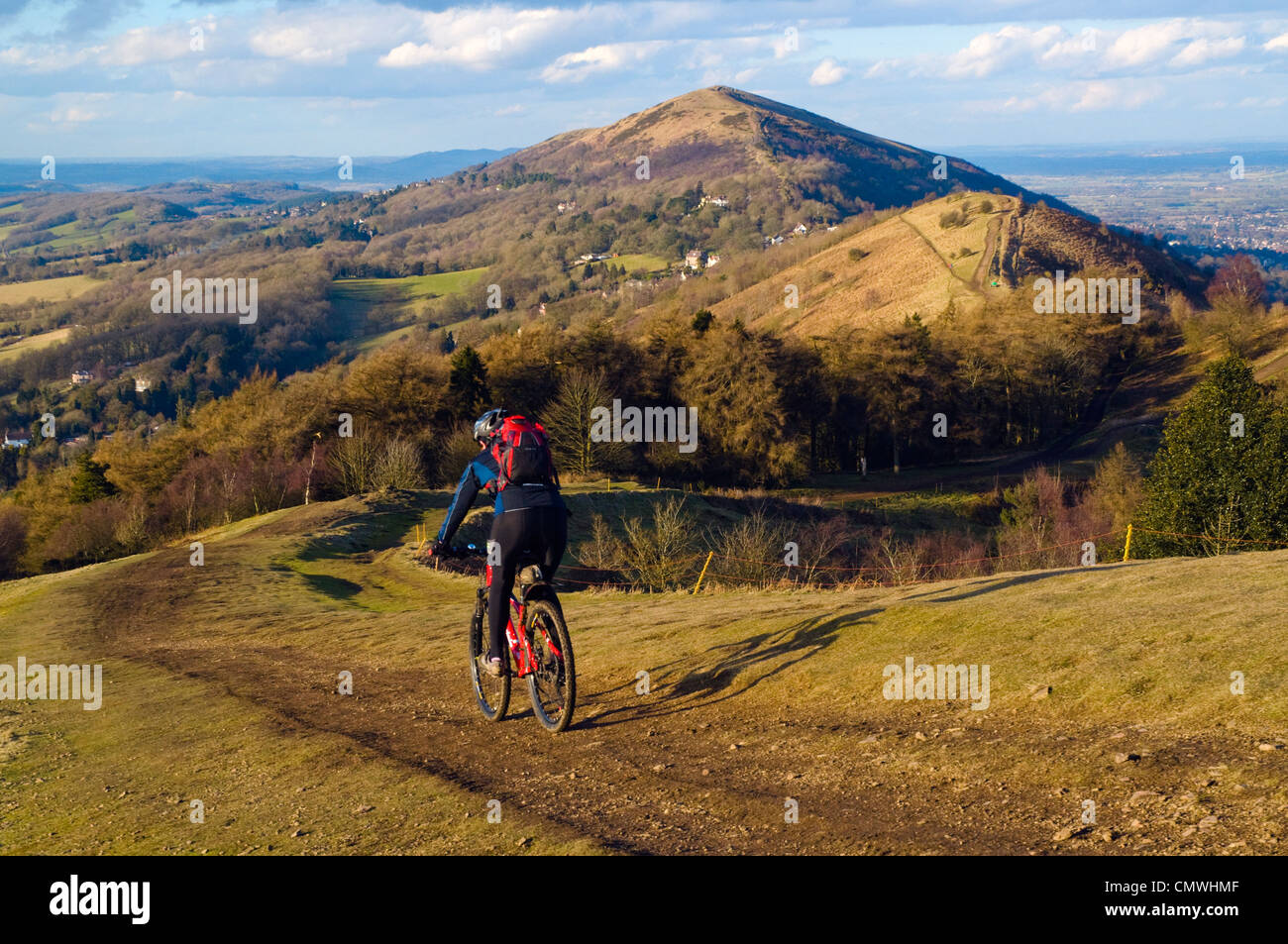 Femmina mountain biker su Malvern Hills. La cresta forma il confine della contea tra Herefordshire e Worcestershire Foto Stock