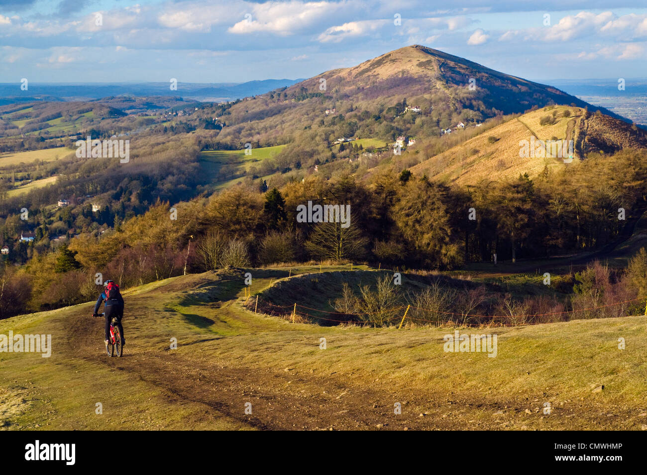 Femmina mountain biker su Malvern Hills. La cresta forma il confine della contea tra Herefordshire e Worcestershire Foto Stock