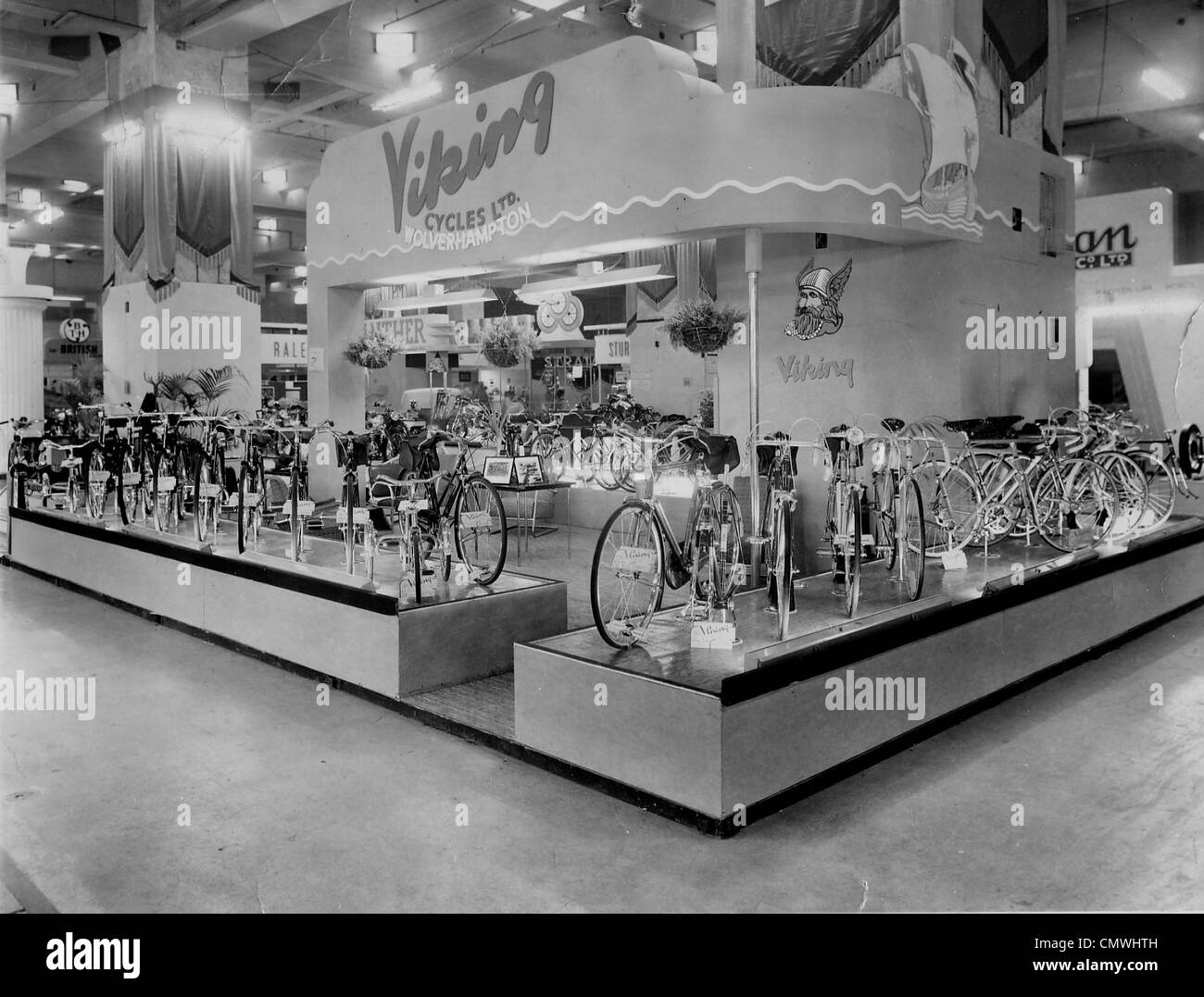Mostra, cicli di Viking Ltd., Londra, circa 1950s. Un display stand di Viking biciclette a una mostra in Earls Court, Foto Stock