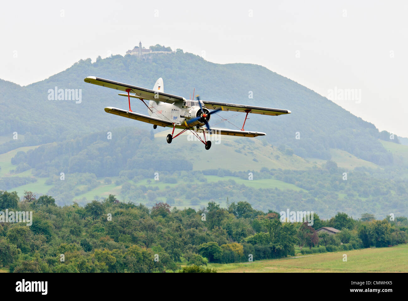 "1975" Antonov An-2 approccio di atterraggio al Hahnweide vintage air show, Kirchheim-Teck, Germania Foto Stock