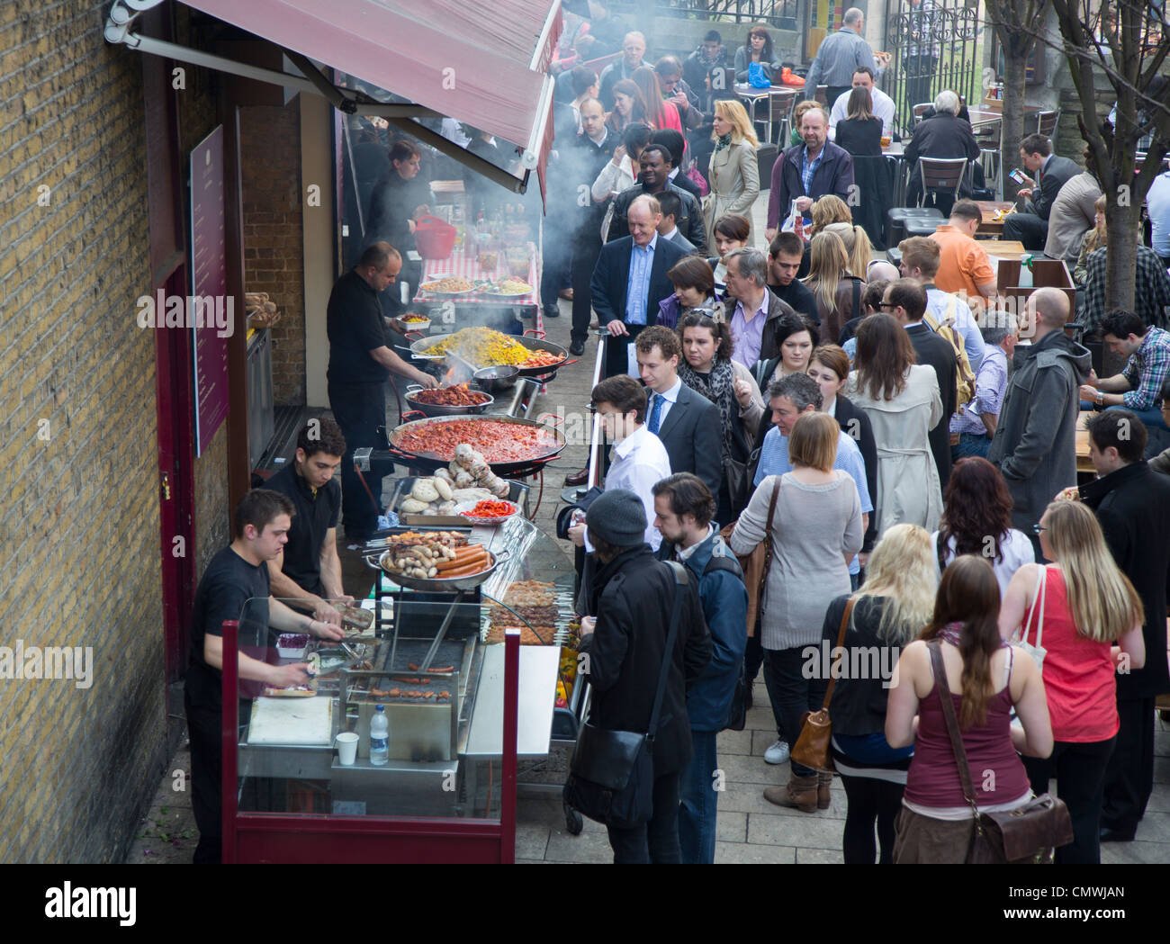 Cucina di strada al mercato di Borough, London REGNO UNITO Foto Stock