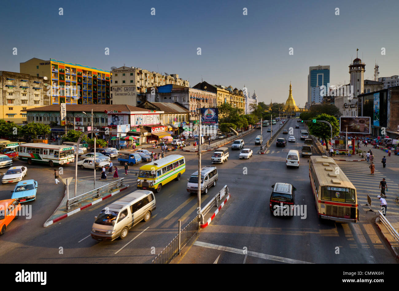 Il traffico circostante la Sule Paya nel centro di Yangon, Myanmar Foto Stock
