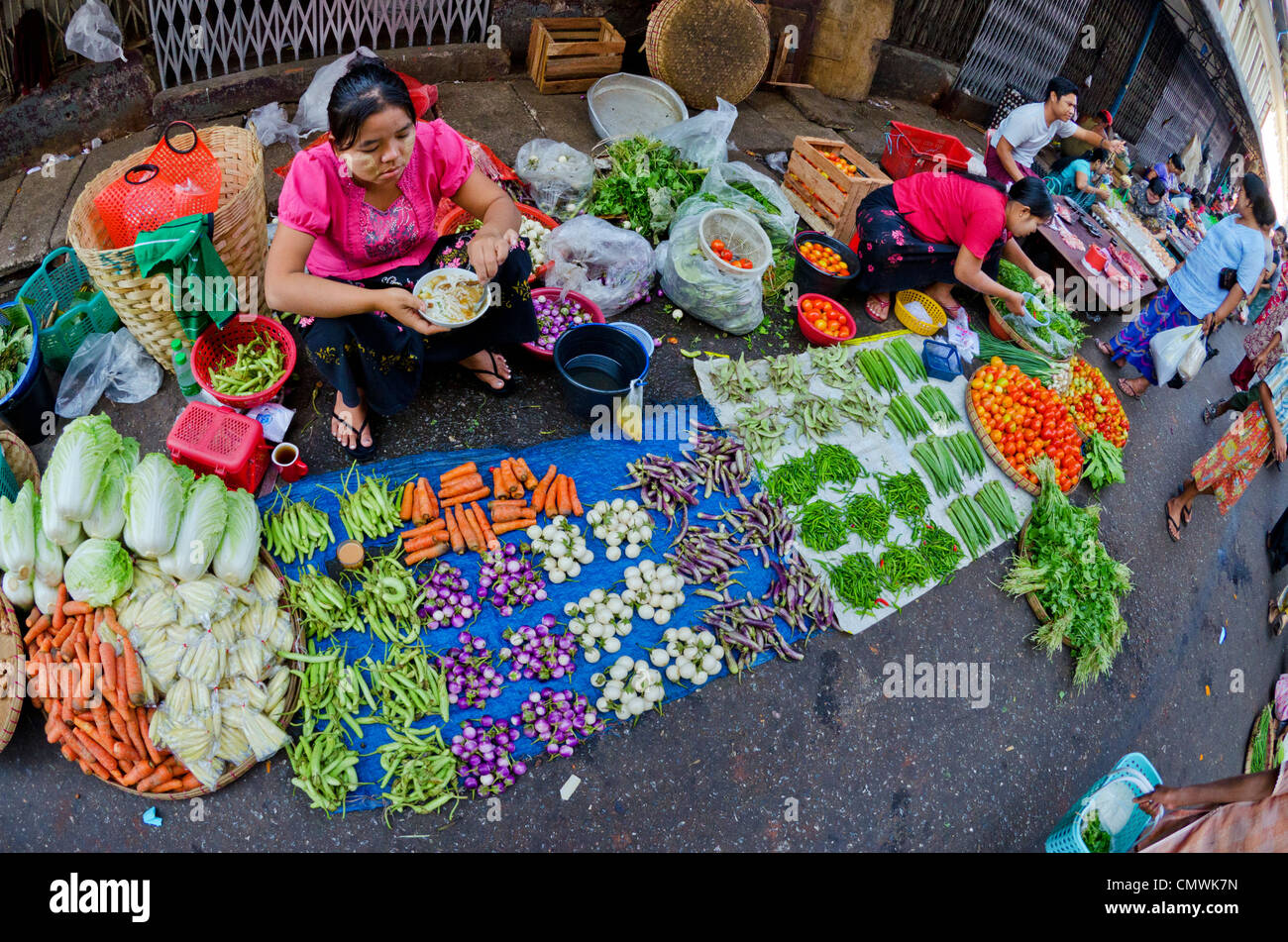 Strada trafficata mercato nel centro di Yangon, Myanmar Foto Stock