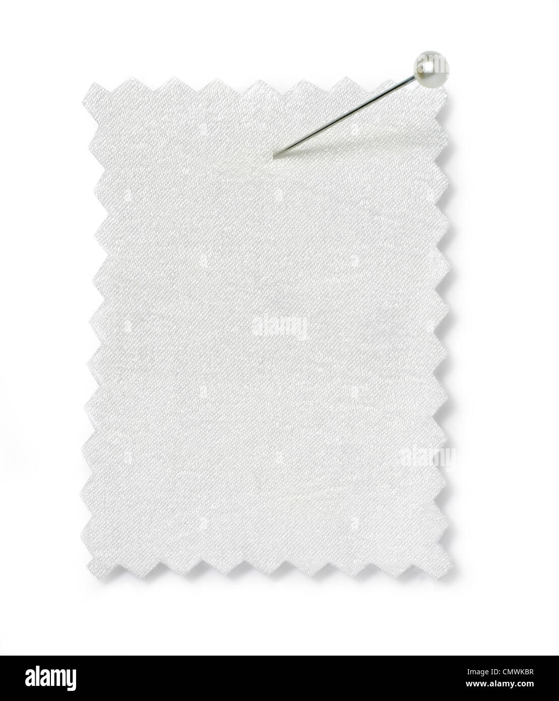Appuntato campione di tessuto tagliato su sfondo bianco Foto Stock