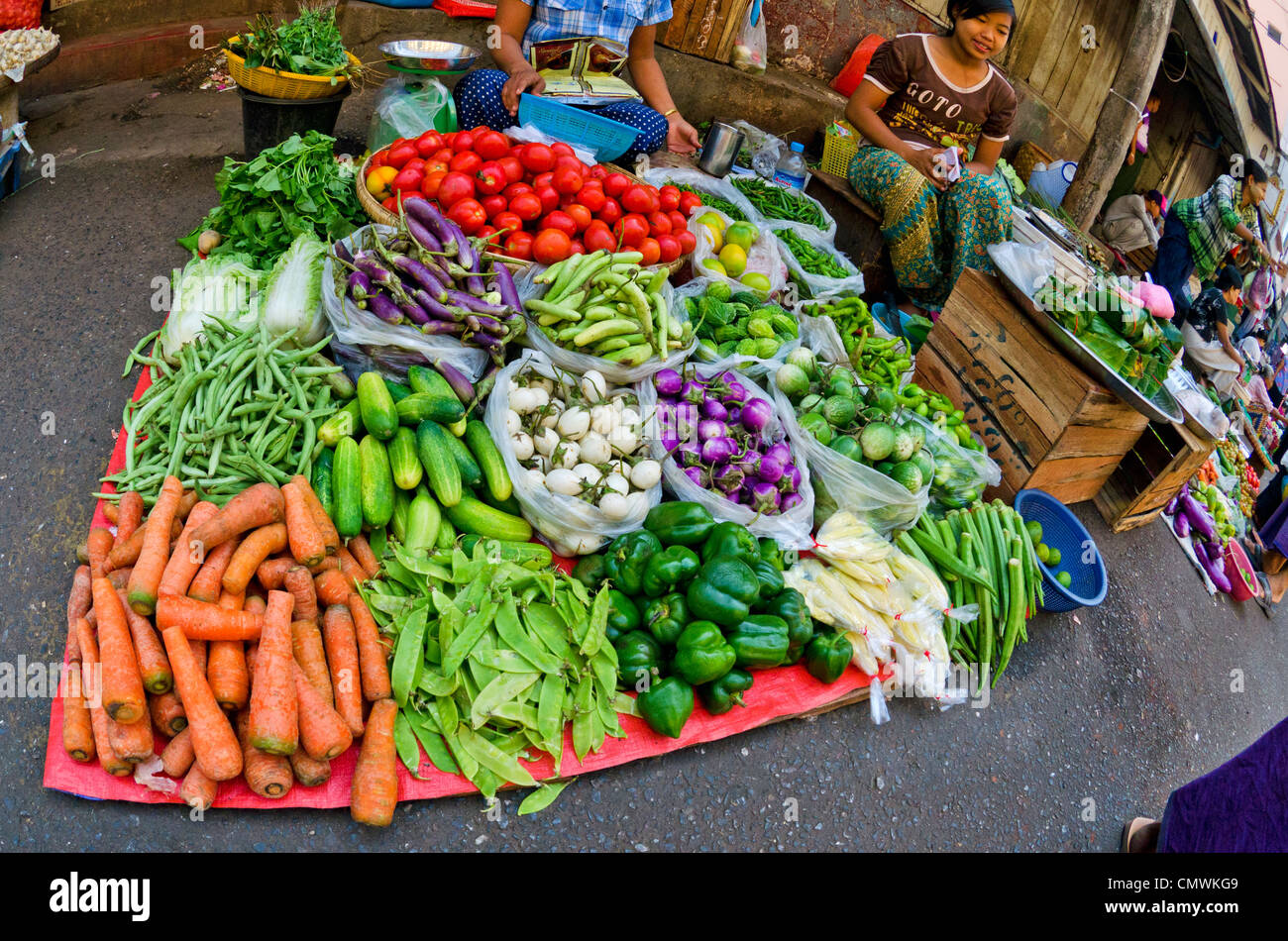 Strada trafficata mercato nel centro di Yangon, Myanmar Foto Stock